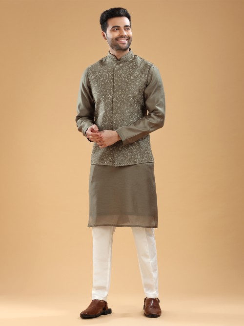 Grey silk waistcoat set with mandarin collar