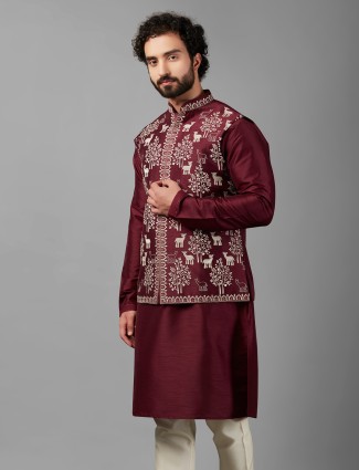 Maroon silk waistcoat set with embroidery